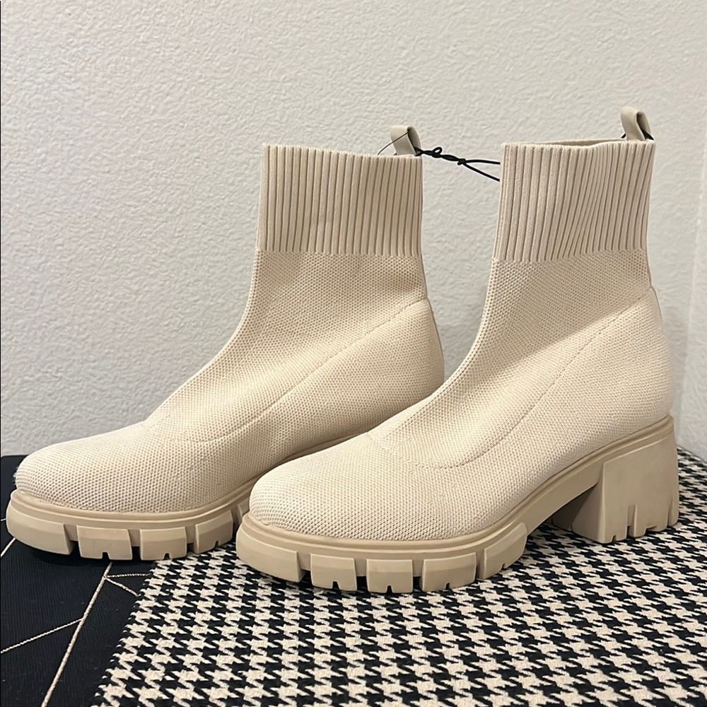 Forever 21 Sock Booties Lug Sole Combat Moto Cream Ribbed Upper Slip On Sz 7 NWT